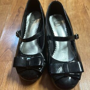 Wonder Nation black strapped girls dress shoes